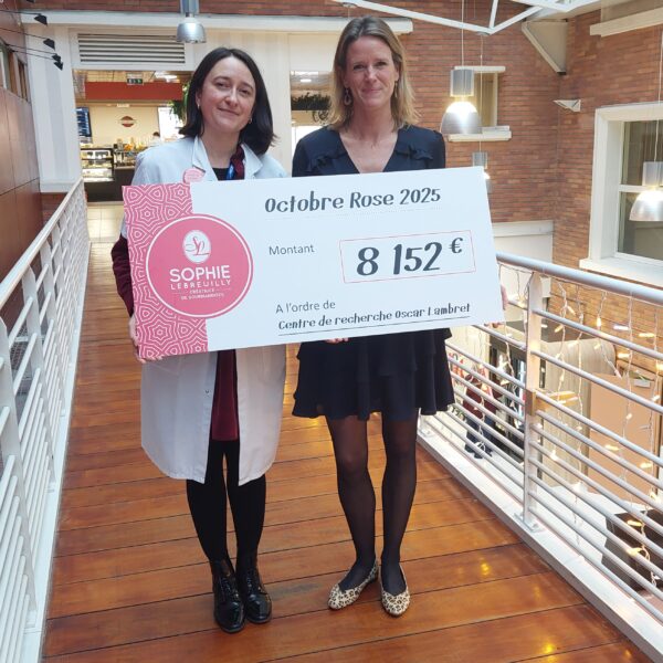 Sophie LEBREUILLY remet un chèque de huits milles cent cinquante deux euros à une représentante du Centre Oscar Lambret à l'occasion d'octobre rose 2025.