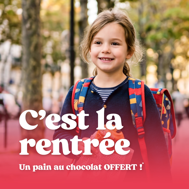 Une petite fille avec un cartable sur le dos tient un pain au chocolat. Il est écrit : C'est la rentrée, Un pain au chocolat OFFERT !